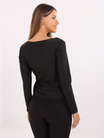 Czarna bluzka z metalowym zdobieniem