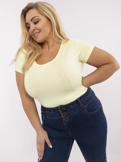Jasnożółty t-shirt plus size o dopasowanym kroju