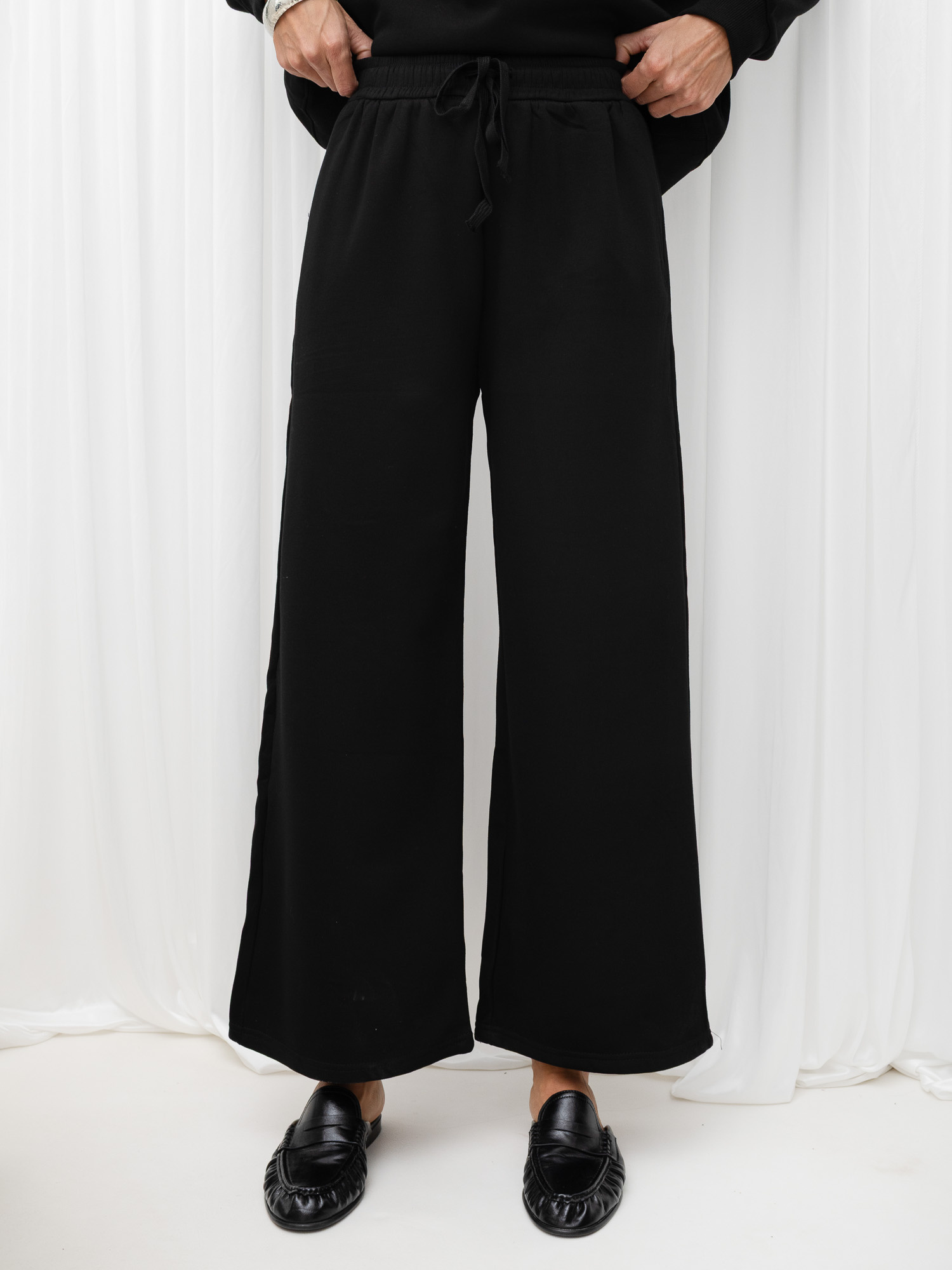 Czarny ocieplany dres basic z krótką bluzą