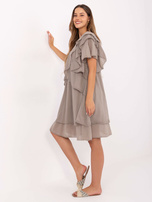 Dunkelbeige Schichtkleid für den Sommer.