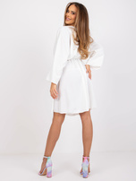 Biała sukienka z marszczeniem Zayna