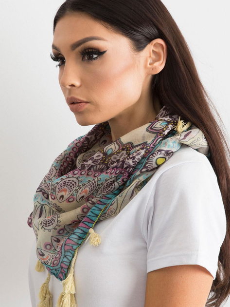 Jasnożółta chusta w etniczny wzór