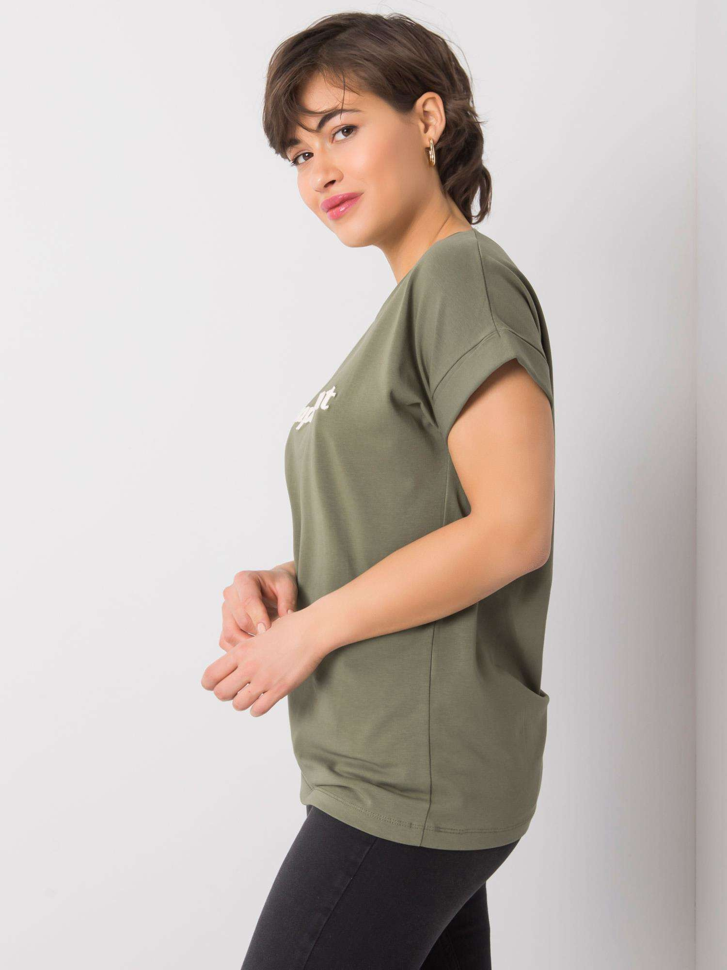 Khaki t-shirt z napisem Saniyah