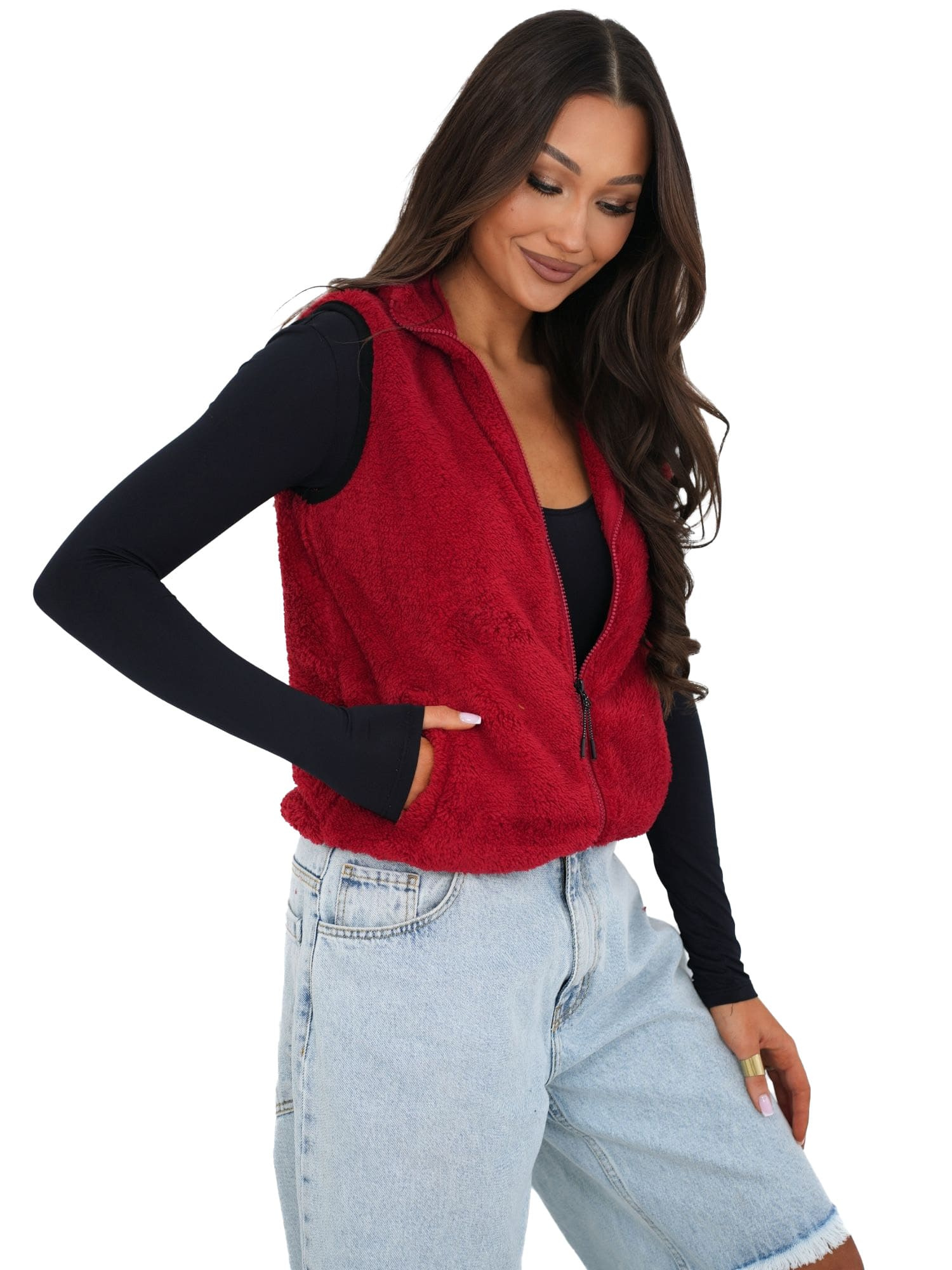 Tmavě červená kožená vesta se zipem.