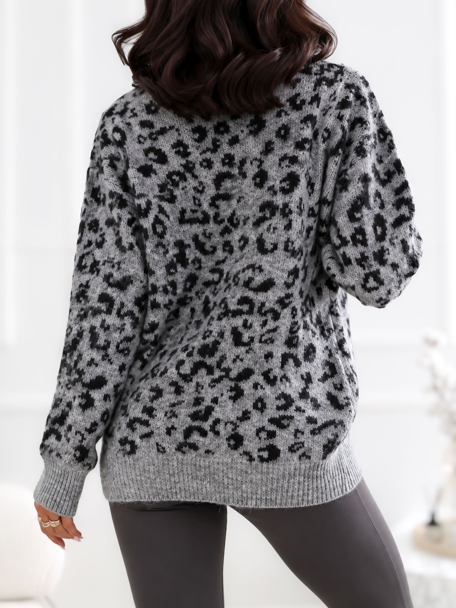 Granátový kardigán s košelovými manžetami v kocke.