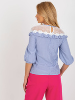 Großhandel Blau-weiße Bluse mit Spitze.