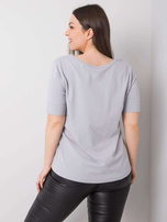 Šviesiai pilkas medvilninis plus size Missy marškinėliai.