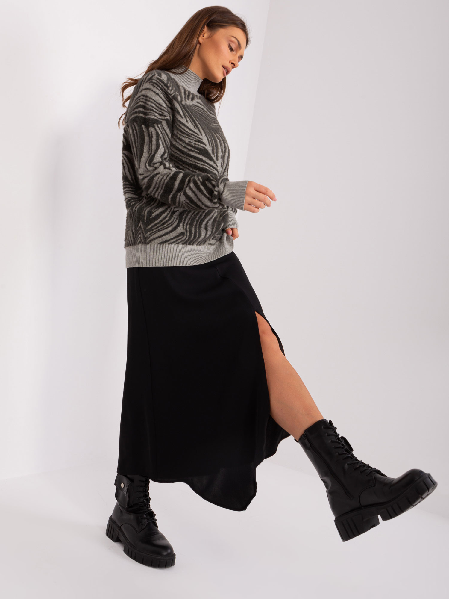 Khaki damski sweter z golfem o kroju oversize