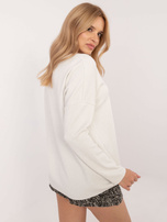 Hurtownia online Ecru sweter oversize z błyszczącą nitką