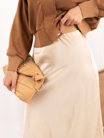 Světlobéžová midi sukně typu slip skirt.