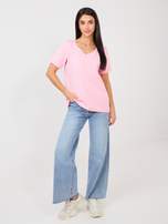 Jasnoróżowy t-shirt z dekoltem w serek RUE PARIS 