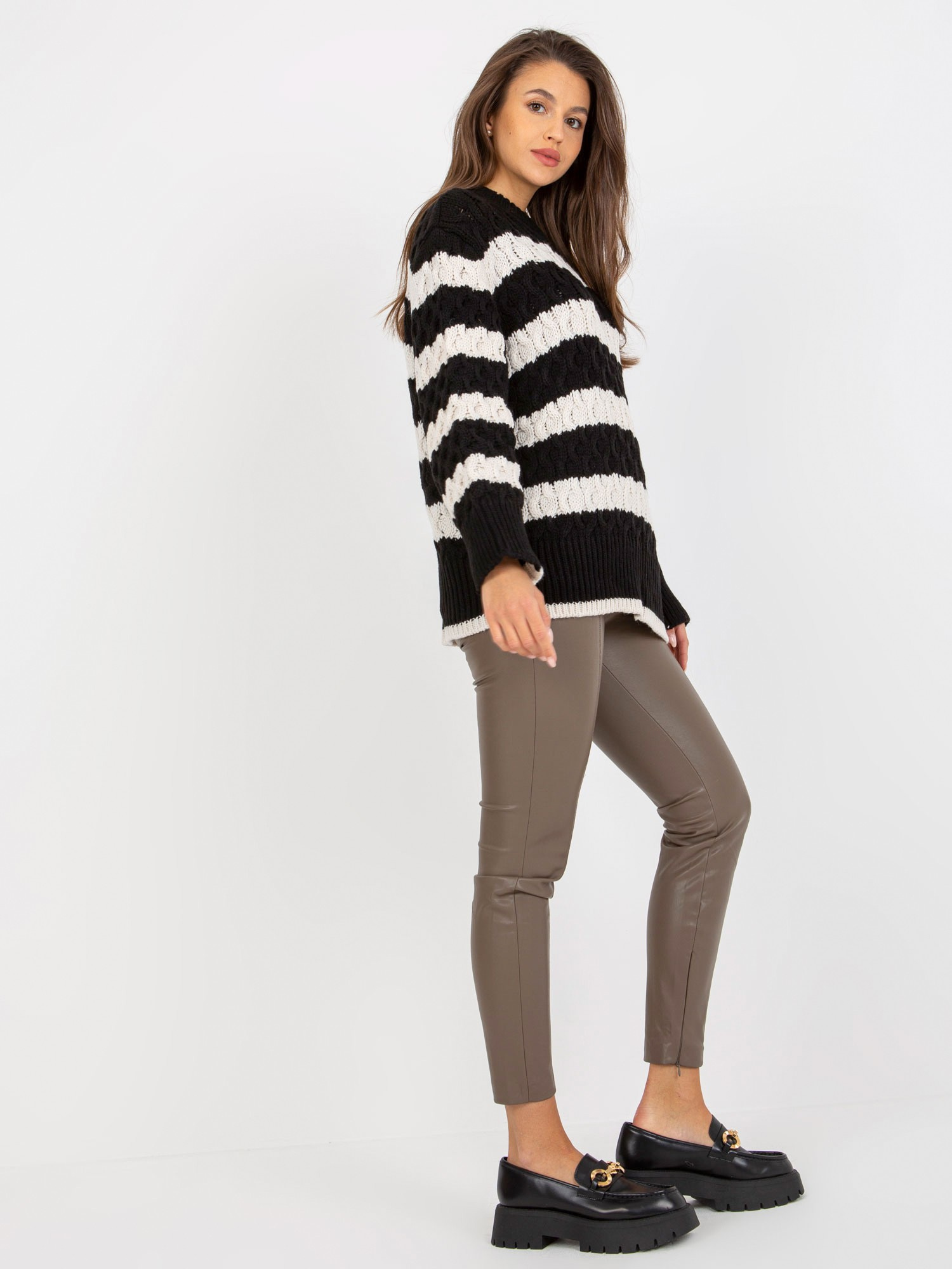Czarno-ecru dzianinowy sweter oversize w warkocze
