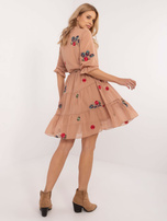 Hurt Camelowa rozkloszowana sukienka z falbaną