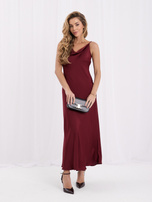 Bordová koktejlová šaty s splývavým dekoltem.