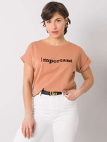 Camelowy t-shirt z napisem Saniyah