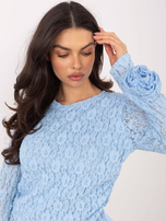 Jasnoniebieska dopasowana bluzka z koronką