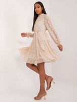 Hurtownia Beżowa sukienka koktajlowa z falbaną