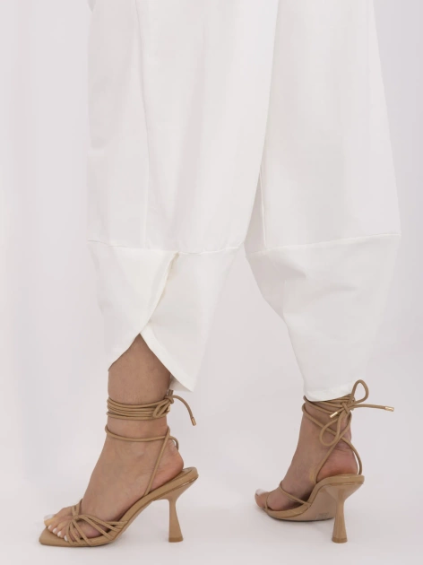 Ecru dresowe spodnie basic typu alladynki