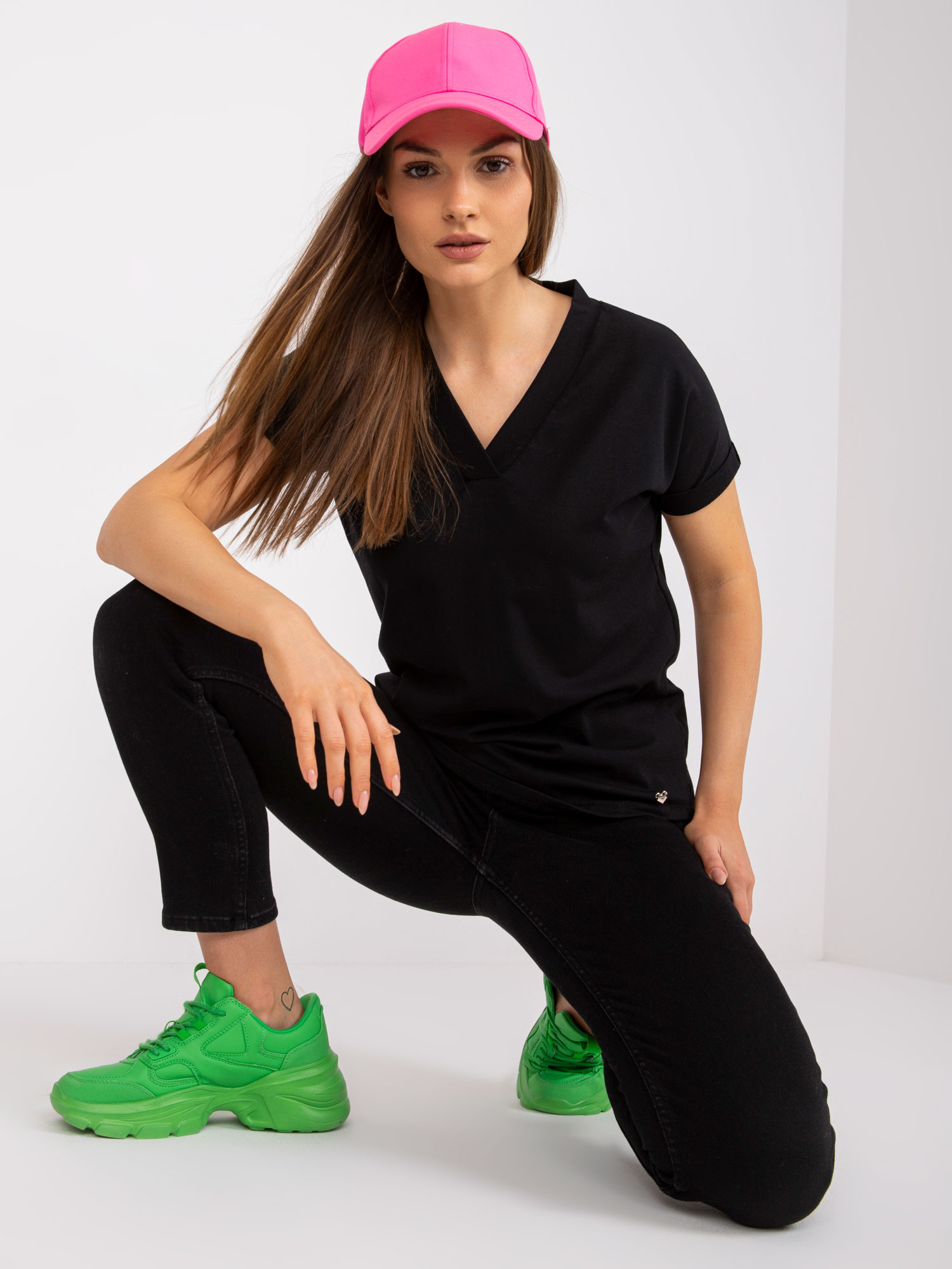 Black basic solid color t-shirt with a V-neck Severine.