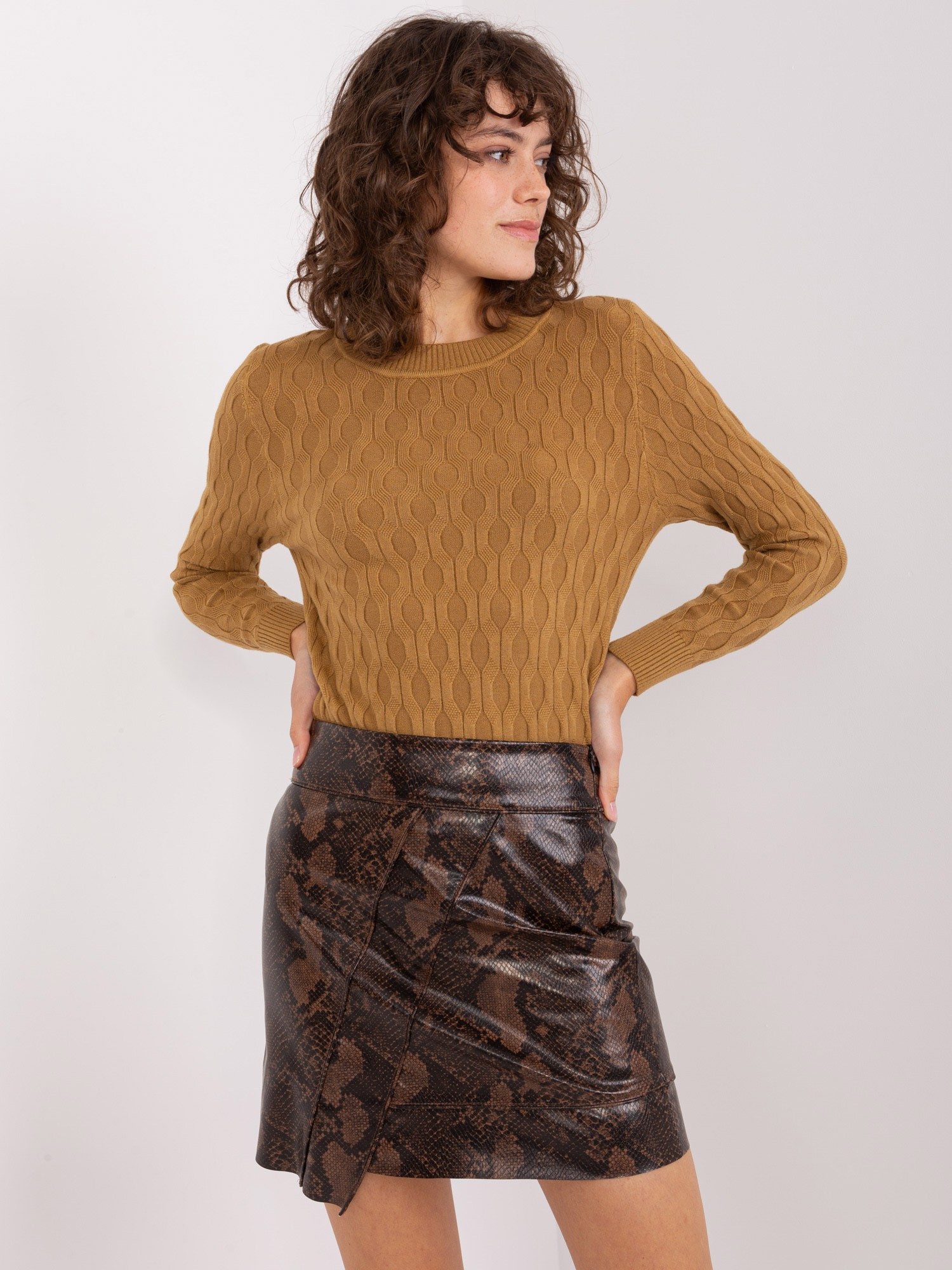 Camelowy sweter klasyczny we wzory