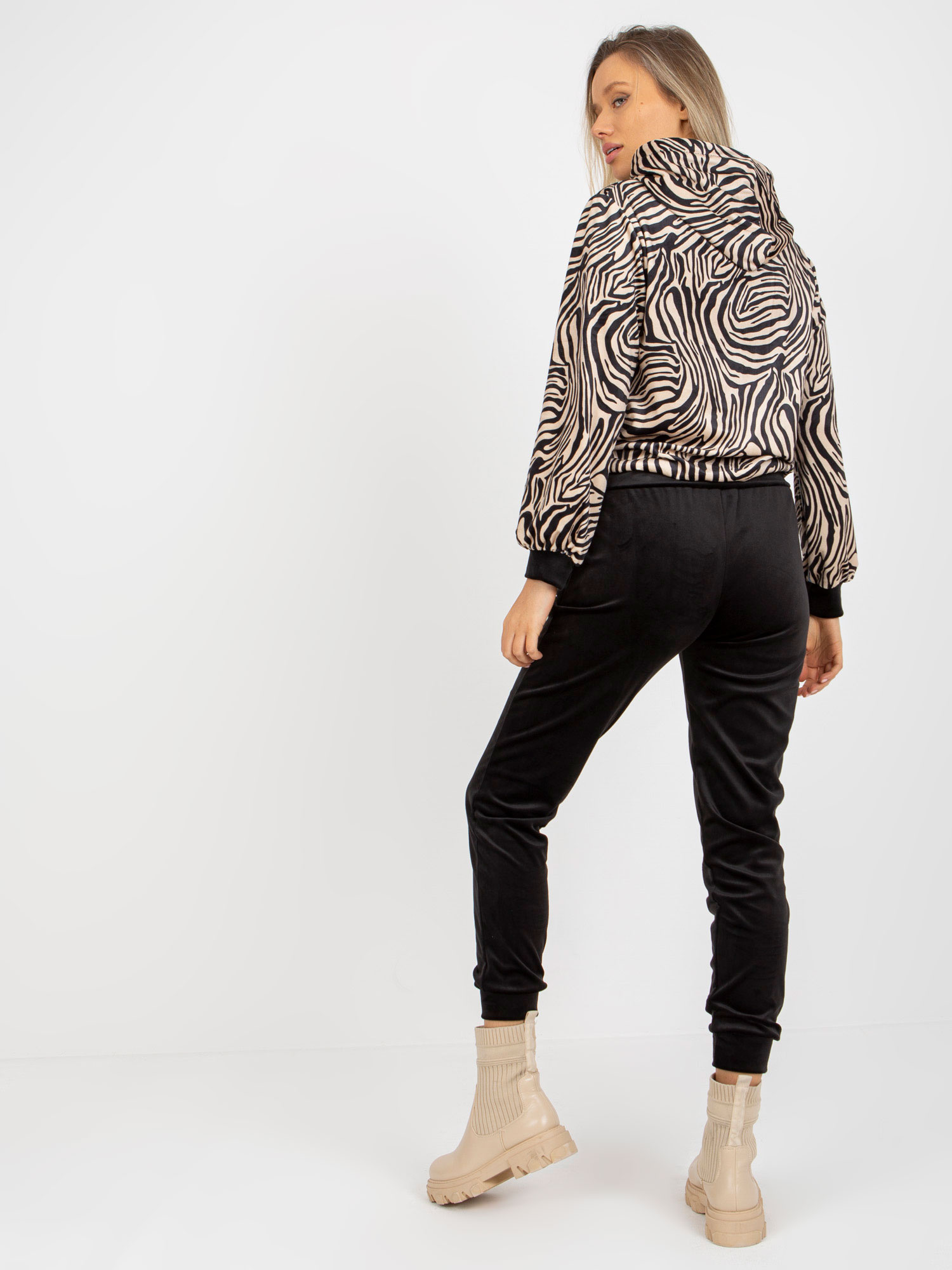 Beige-schwarzes Samt-Set mit Panther-Print-Pullover RUE PARIS.