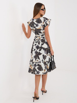 Czarna sukienka z falbankami przy rękawach 