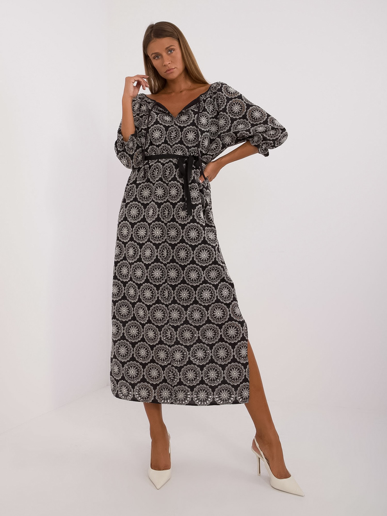 Schwarzes schlichtes Cocktailkleid mit Stickerei.
