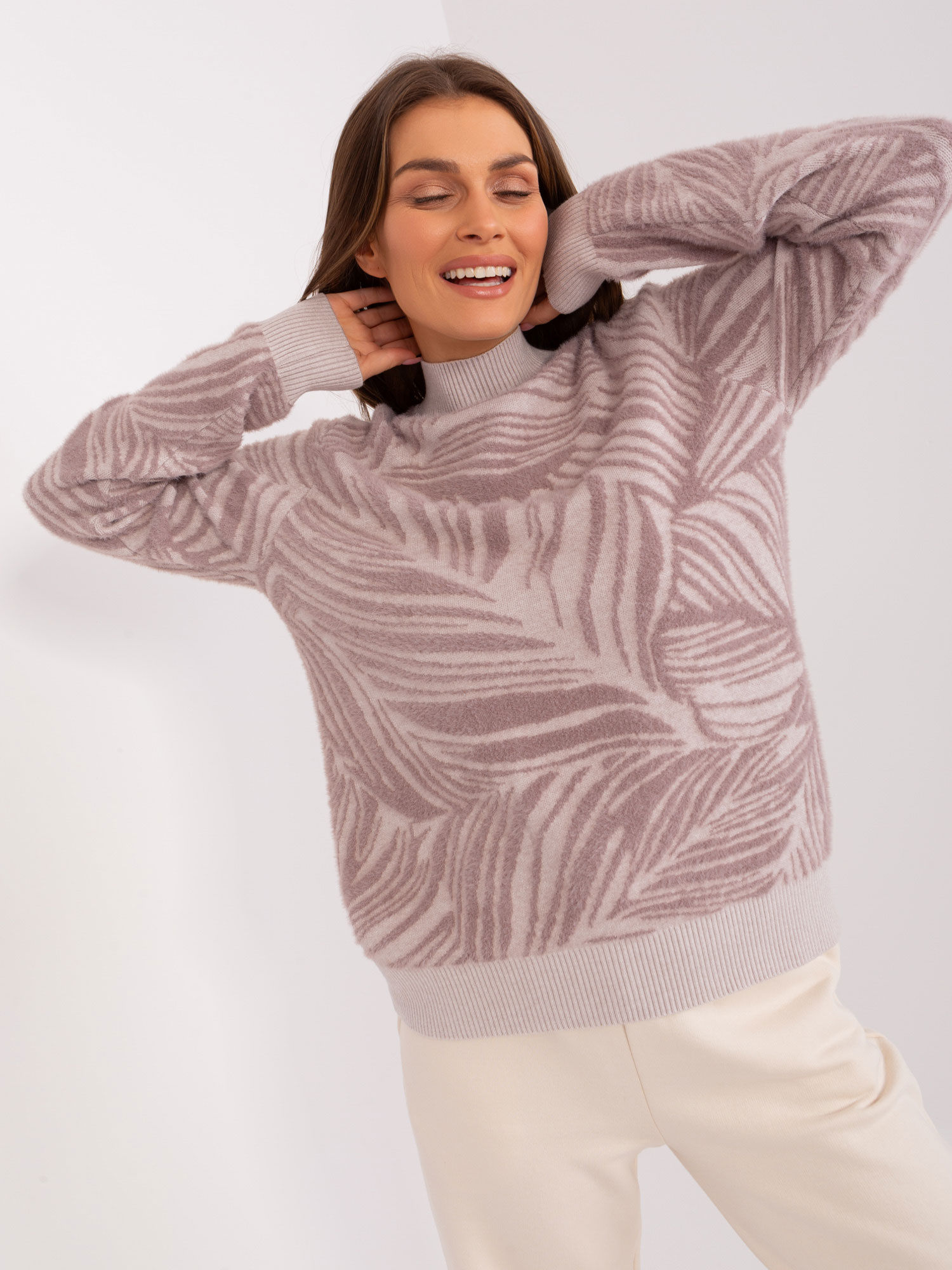 Jasnofioletowy sweter z golfem o kroju oversize