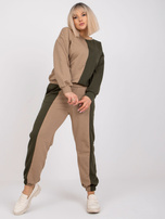 Ciemnobeżowy-khaki komplet dresowy plus size bez kaptura Amishi.
