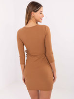 Jasnobrązowa krótka sukienka w prążek