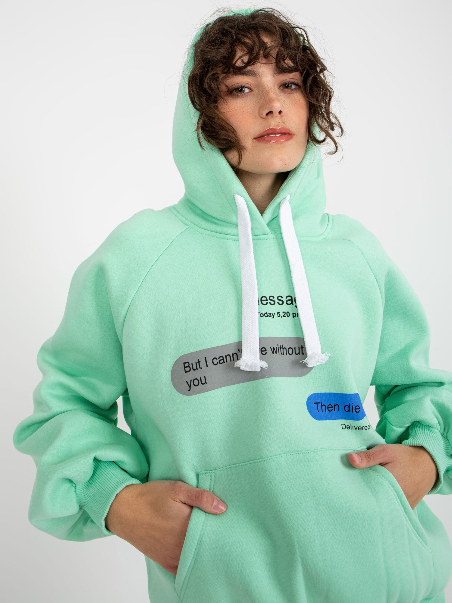Miętowa dresowa bluza oversize kangurka z napisami