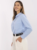 Šviesiai mėlyna elegantiška marškiniai su apykakle.