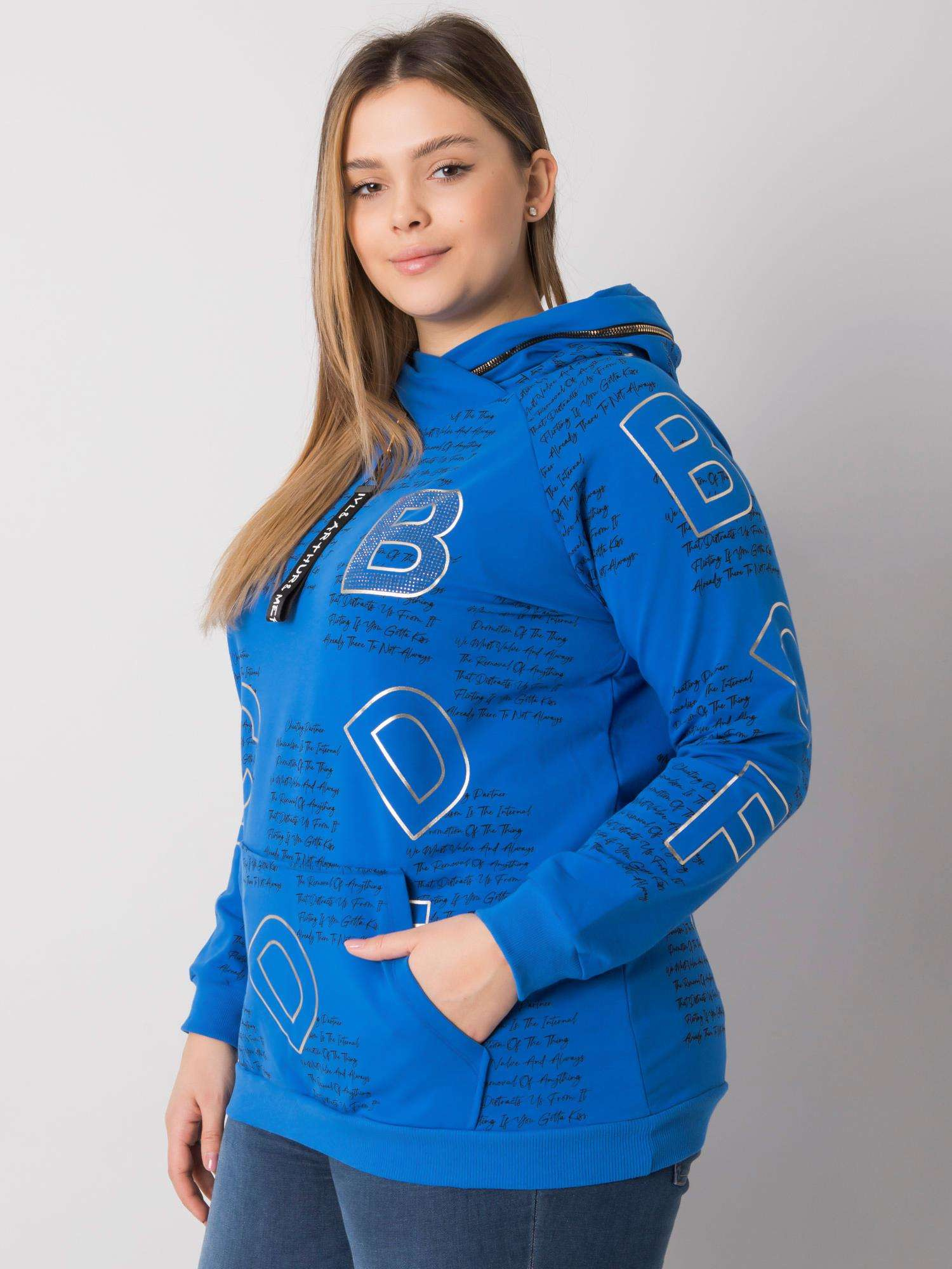 Ciemnoniebieska bluza plus size z aplikacją Adele 