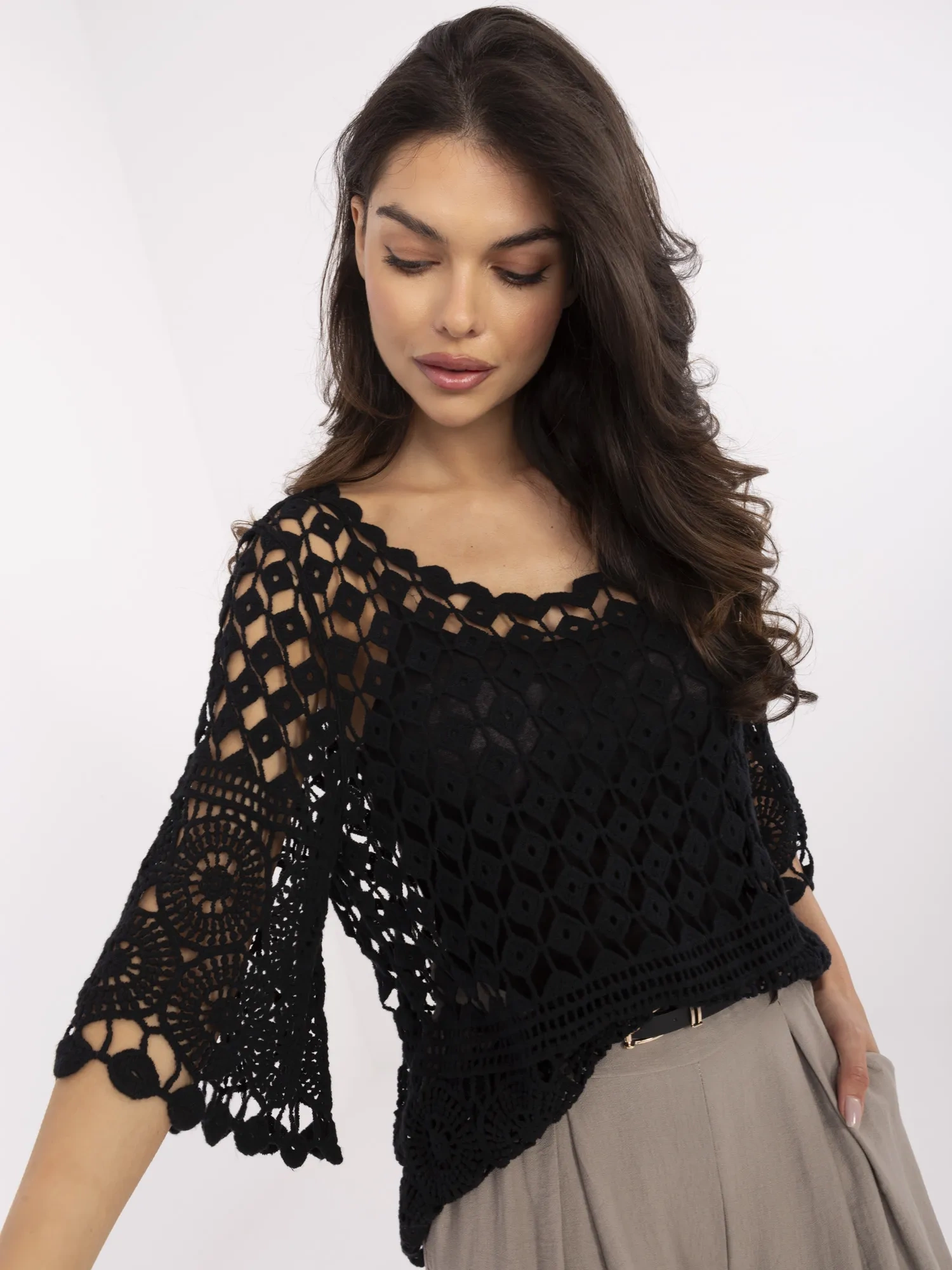 Schwarze, durchbrochene Bluse 2in1 aus Baumwolle.