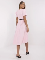 Jasnoróżowa midi sukienka z czarnym paskiem 