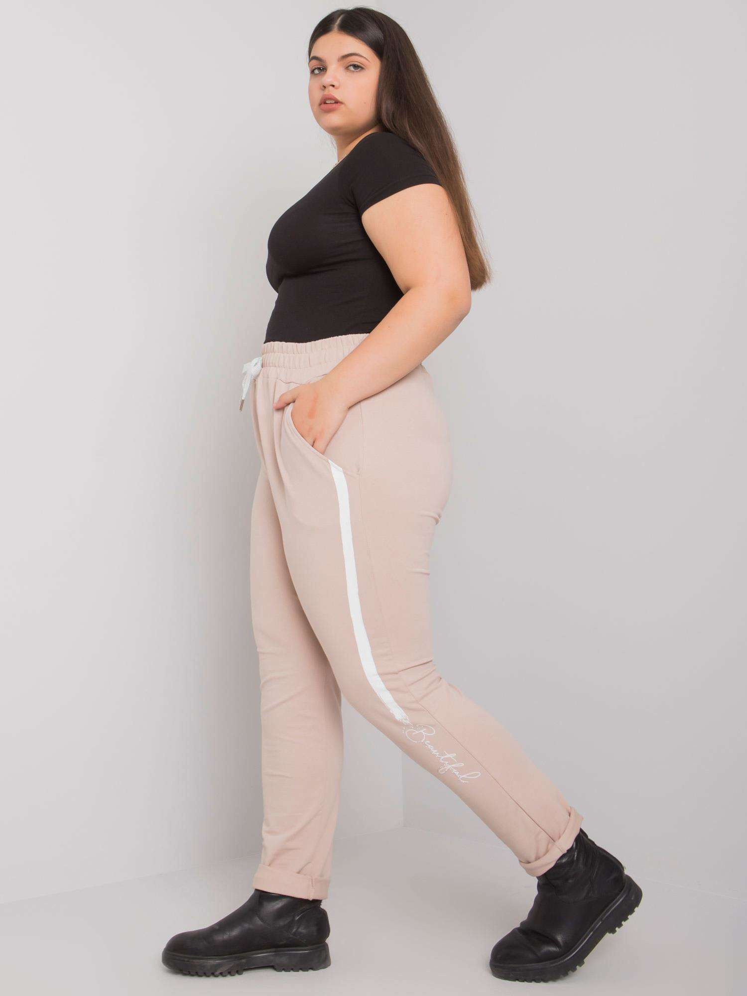 Beżowe spodnie dresowe plus size z nadrukiem Abelia 