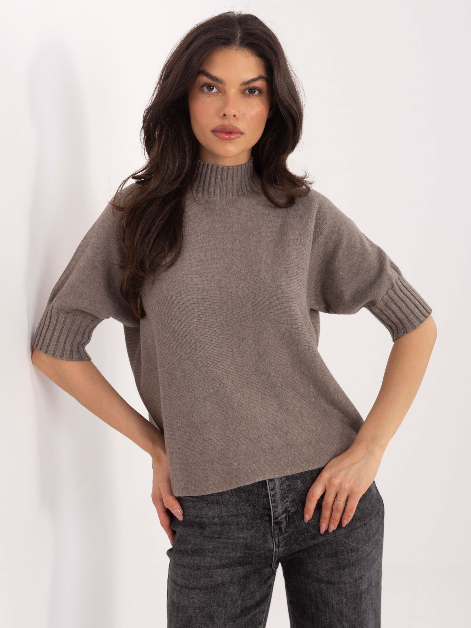 Sweter ciemny bezowy
