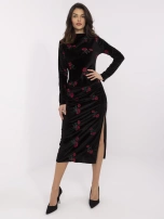 Schwarzes Midi-Abendkleid mit Schlitz.