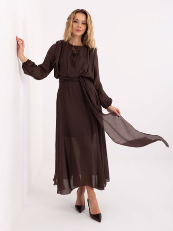 Ciemnobrązowa sukienka z długim szalem w talii RUE PARIS