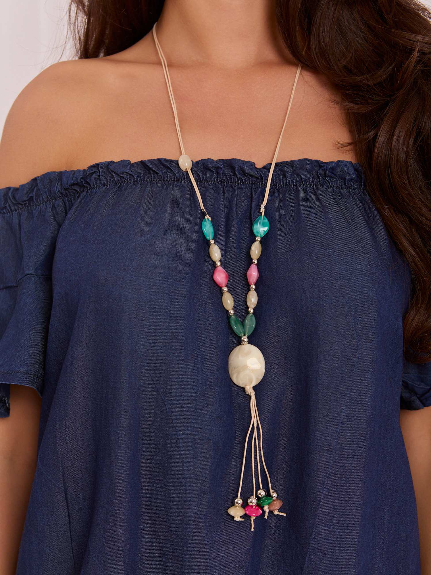 Dunkelblaues Off-Shoulder-Kleid mit Halskette.
