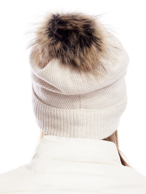 Beżowa czapka z szerokim ściągaczem i futrzanym pomponem