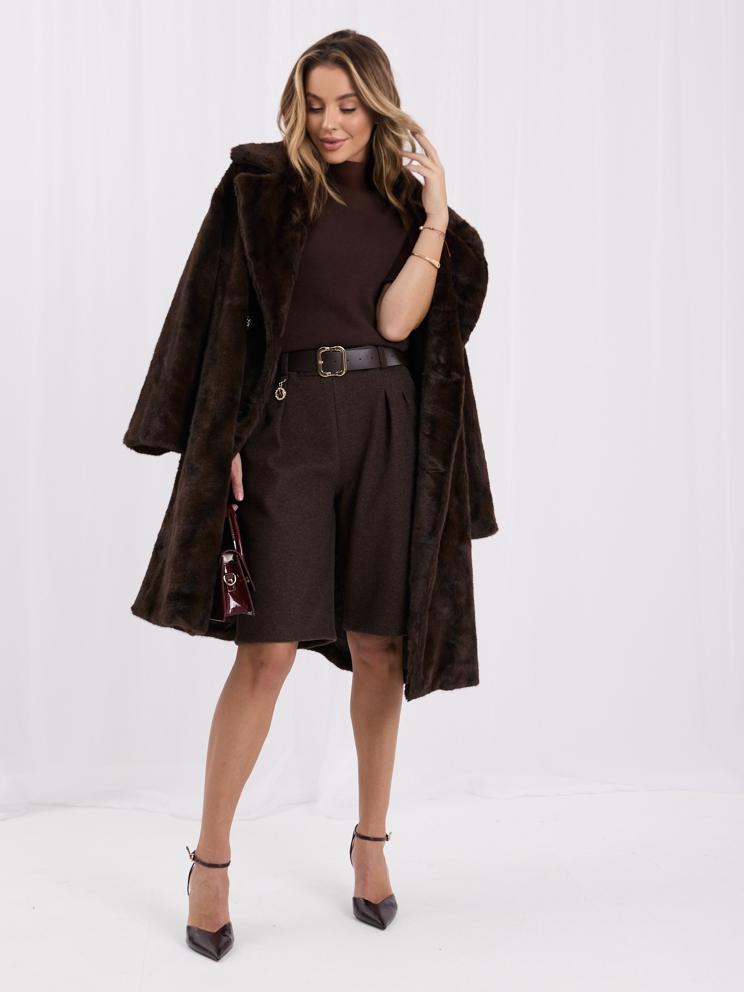 Brown elegant short-sleeved sweater.