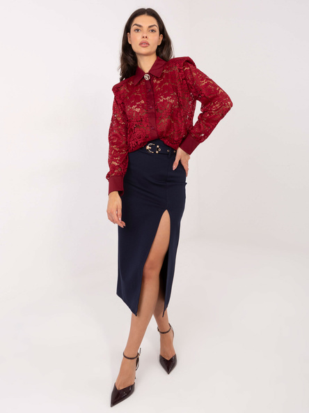 Bordowa koronkowa koszula z broszką