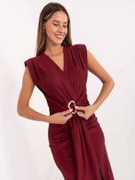 Bordowa elegancka sukienka z rozcięciem