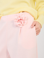 Pastelowe różowe spodnie z miękkiego materiału 