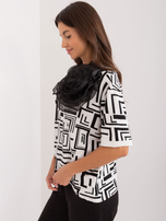 Hurt Ecru damska bluzka z ozdobną kwiatową broszką