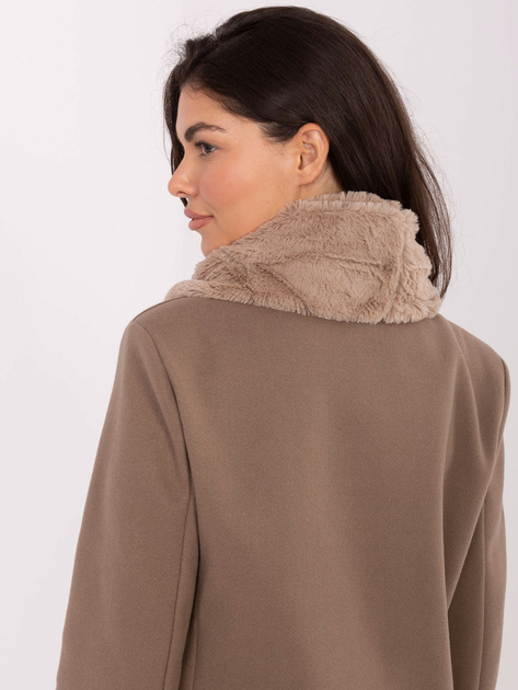 Ciemnobeżowy przyjemny w dotyku komin