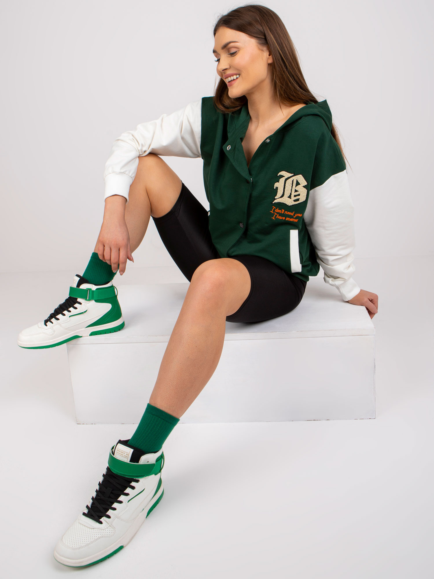 Temnozeleno baseball jakna s kapuco.