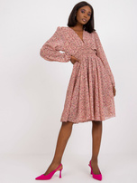 Różowa rozkloszowana sukienka z printami w kwiaty ZULUNA