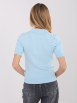 Jasnoniebieski sweter z guzikami przy dekolcie